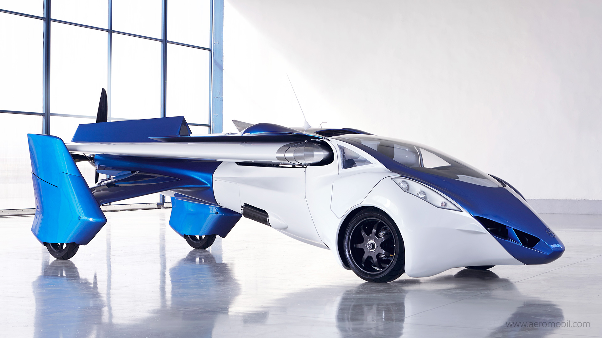 Словакия презентовала первый в мире аэромобиль